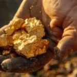 Orpailleur ghanéen extrayant de l'or artisanal dans une mine à ciel ouvert