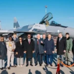 Avion de chasse Su-35 en vol avec trainées de condensation, symbolisant la présence militaire russe en Éthiopie