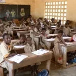 Enfants maliens portant leurs fournitures scolaires lors de la rentrée des classes au Mali