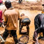 Site d'extraction minière en Côte d'Ivoire avec équipements et installations de traitement du minerai d'or