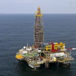 Plateforme pétrolière d'exploration offshore en Côte d'Ivoire avec installations de forage en mer