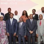 Réunion d'affaires à Abidjan avec des professionnels discutant autour d'une table