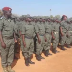 Soldats burkinabè en formation militaire, équipés et alignés lors d'un exercice d'entraînement