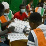 Bureau de vote en Côte d'Ivoire lors des élections législatives avec électeurs et urne