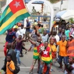 Hémicycle de l'Assemblée nationale du Togo avec sièges vides et gradins