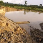 Orpailleurs illégaux travaillant dans une mine d'or à ciel ouvert à Dunkwa-on-Offin, Ghana