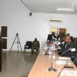Soldats maliens en patrouille armés dans une rue de Bamako, illustrant la lutte contre le trafic d'armes
