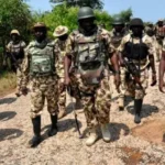 Soldats de l'armée nigériane en opération de sauvetage de civils dans le nord-ouest du Nigeria