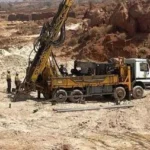 Site minier avec équipements d'extraction et installations industrielles en Afrique de l'Ouest